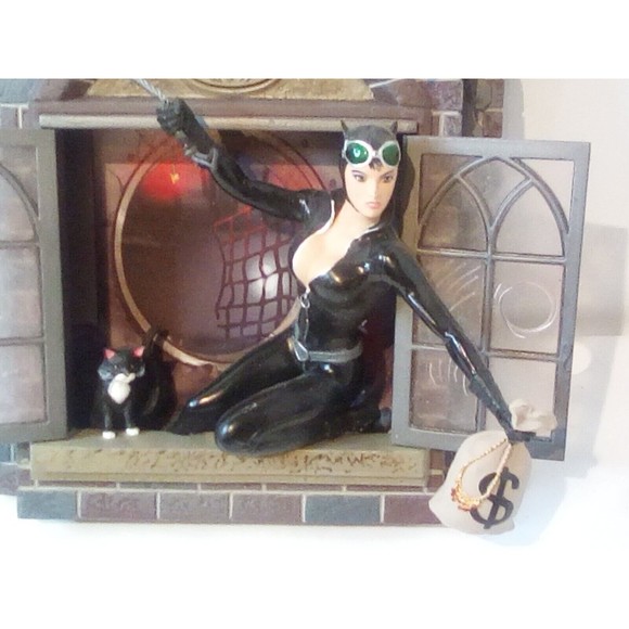 DC Direct Batman Gotham City Stories CATWOMAN Wall Sculpture statue /2000 NEW! - Picture 5 of 5